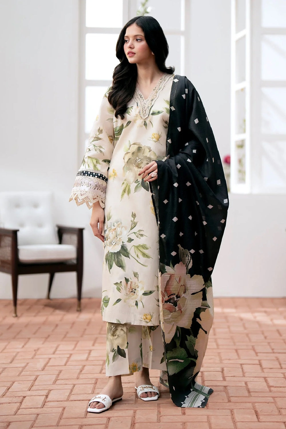 BAR0QUE EMBROIDERED LAWN SF-533 - TC-1111