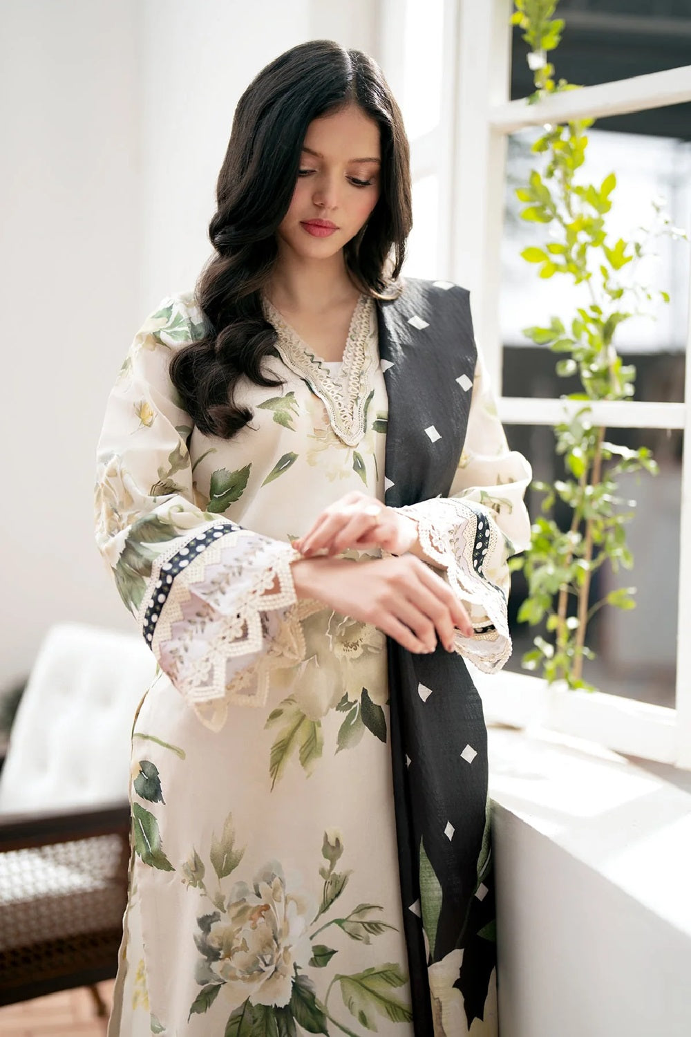 BAR0QUE EMBROIDERED LAWN SF-533 - TC-1111